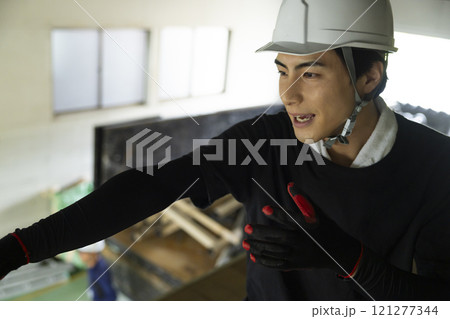 鉄骨を解体する作業員 鉄骨を解体する作業員 121277344