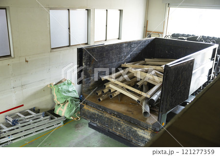 解体現場の廃材 解体現場の廃材 121277359