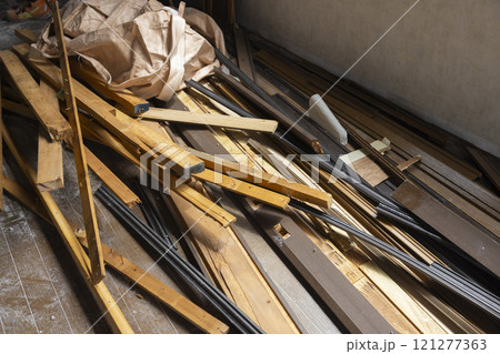 解体現場の廃材 121277363