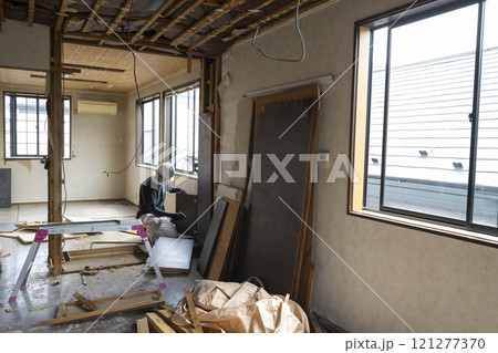 解体現場の廃材 121277370