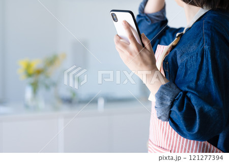スマホを持つ主婦 スマホを持つ主婦 121277394