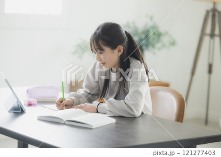 タブレット学習する小学生 121277403