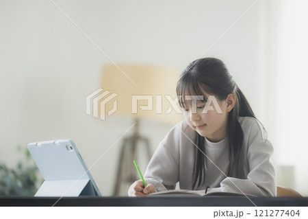 タブレット学習する小学生 タブレット学習する小学生 121277404