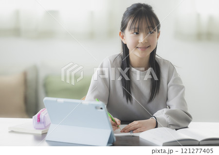タブレット学習する小学生 121277405