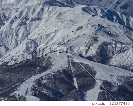 北アルプスの山並みとスキー場　遠景　長野県白馬村 121277450