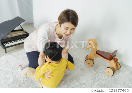 赤ちゃんにミルクをあげる女性 赤ちゃんにミルクをあげる女性 121277460