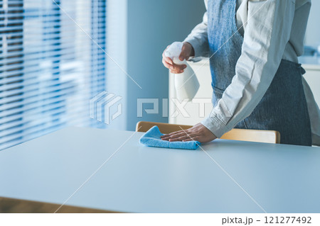 除菌スプレーで掃除 121277492