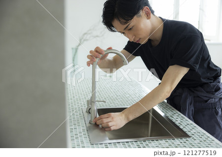 水道工事の男性 121277519