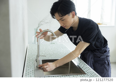 水道工事の男性 121277520