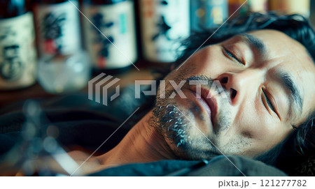 お酒を飲んで酔っ払って眠る中年男性の寝顔 121277782