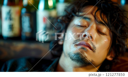 お酒を飲んで酔っ払って眠る男性の寝顔 121277850