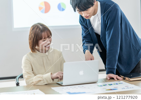 仕事のアドバイスをする上司と部下のビジネスウーマン 仕事のアドバイスをする上司と部下のビジネスウーマン 121277920