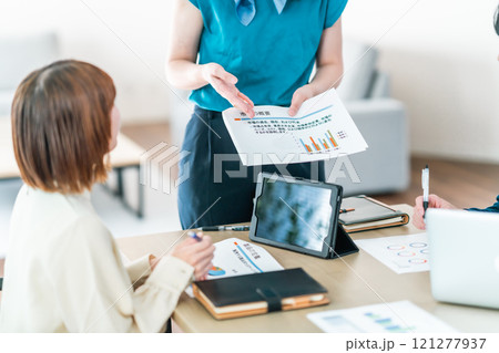 グラフ分析の説明をするビジネスウーマン　顔無し 121277937