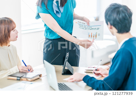 グラフ分析の説明をするビジネスウーマン　顔無し 121277939