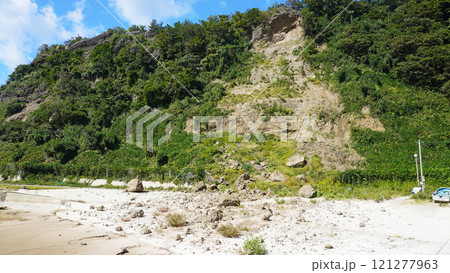 能登半島地震の被害状況(石川県輪島市鹿磯海岸付近で地震による崖崩れ) 能登半島地震の被害状況(石川県輪島市鹿磯海岸付近で地震による崖崩れ) 121277963