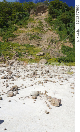 能登半島地震の被害状況（石川県輪島市鹿磯海岸付近で地震による崖崩れ） 121277966