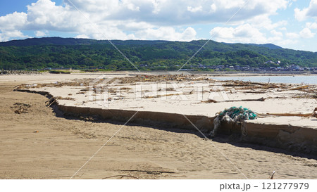 能登半島地震の被害状況(石川県輪島市鹿磯海岸付近で発生した隆起による砂浜) 能登半島地震の被害状況(石川県輪島市鹿磯海岸付近で発生した隆起による砂浜) 121277979