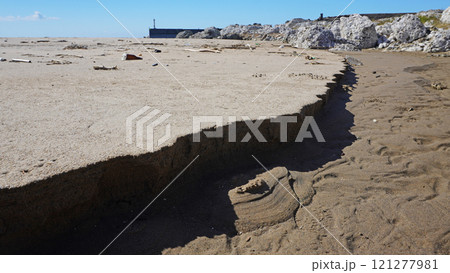 能登半島地震の被害状況（石川県輪島市鹿磯海岸付近で発生した隆起による砂浜） 121277981