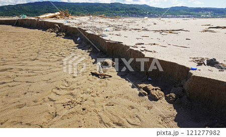 能登半島地震の被害状況(石川県輪島市鹿磯海岸付近で発生した隆起による砂浜) 能登半島地震の被害状況(石川県輪島市鹿磯海岸付近で発生した隆起による砂浜) 121277982