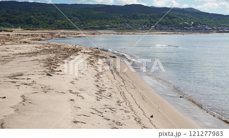 能登半島地震の被害状況(石川県輪島市鹿磯海岸付近で発生した隆起による砂浜) 能登半島地震の被害状況(石川県輪島市鹿磯海岸付近で発生した隆起による砂浜) 121277983