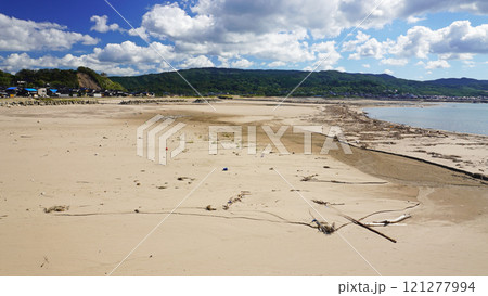 能登半島地震の被害状況(石川県輪島市鹿磯海岸付近で発生した隆起による砂浜の様子) 能登半島地震の被害状況(石川県輪島市鹿磯海岸付近で発生した隆起による砂浜の様子) 121277994