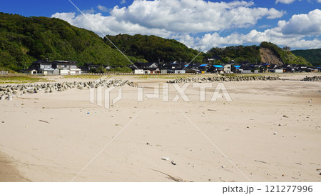 能登半島地震の被害状況（石川県輪島市鹿磯海岸付近で発生した隆起による砂浜の様子） 121277996