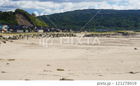 能登半島地震の被害状況(石川県輪島市鹿磯海岸付近で発生した隆起による砂浜の様子) 能登半島地震の被害状況(石川県輪島市鹿磯海岸付近で発生した隆起による砂浜の様子) 121278019