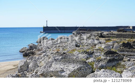 能登半島地震の被害状況（石川県輪島市鹿磯海岸付近で発生した隆起による様子） 121278069