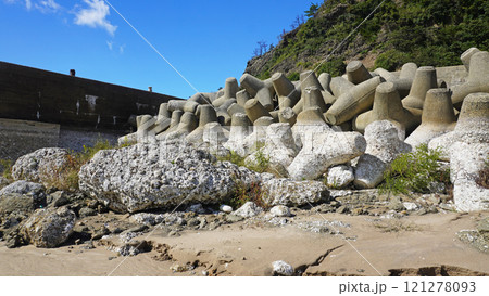 能登半島地震の被害状況(石川県輪島市鹿磯海岸付近で発生した隆起による様子) 能登半島地震の被害状況(石川県輪島市鹿磯海岸付近で発生した隆起による様子) 121278093