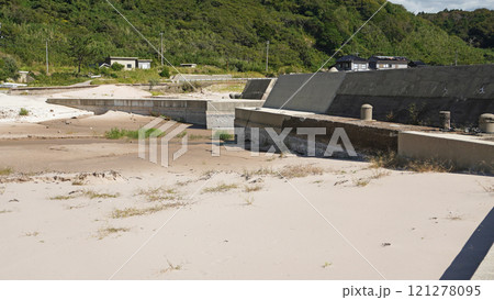 能登半島地震の被害状況（石川県輪島市鹿磯海岸付近で発生した隆起による港） 121278095