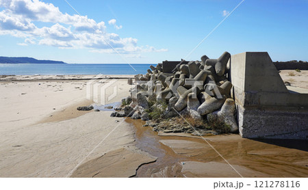 能登半島地震の被害状況（石川県輪島市鹿磯海岸付近で発生した隆起による港の様子） 121278116