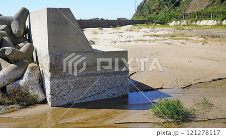 能登半島地震の被害状況(石川県輪島市鹿磯海岸付近で発生した隆起による港の様子) 能登半島地震の被害状況(石川県輪島市鹿磯海岸付近で発生した隆起による港の様子) 121278117