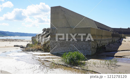 能登半島地震の被害状況（石川県輪島市鹿磯海岸付近で発生した隆起による港の様子） 121278120