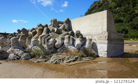 能登半島地震の被害状況(石川県輪島市鹿磯海岸付近で発生した隆起による港の様子) 能登半島地震の被害状況(石川県輪島市鹿磯海岸付近で発生した隆起による港の様子) 121278124