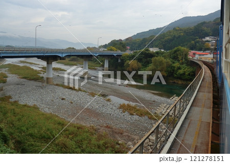 吉野川支流穴吹川と国道193号線沿い走る「藍よしのがわトロッコ」の車窓 121278151