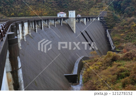 右岸に曲線部を持った重力式コンクリートダム(大長見ダム) 右岸に曲線部を持った重力式コンクリートダム(大長見ダム) 121278152