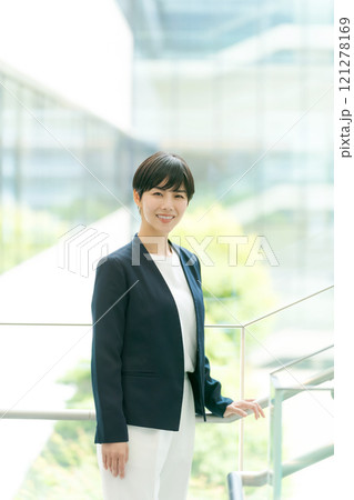 笑顔の若いビジネスウーマン 笑顔の若いビジネスウーマン 121278169