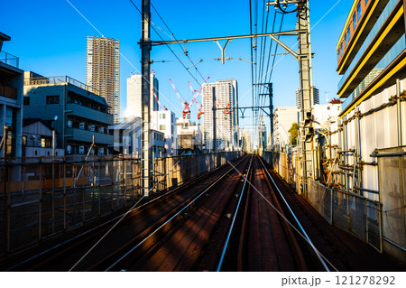 工事中の東京 都電雑司ヶ谷周辺とマンション建設のクレーン 2024.11　a-2 高彩度コントラスト 121278292