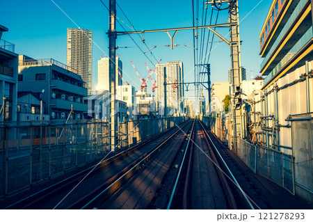 工事中の東京 都電雑司ヶ谷周辺とマンション建設のクレーン 2024.11　a-3 暖色寒色強調 121278293