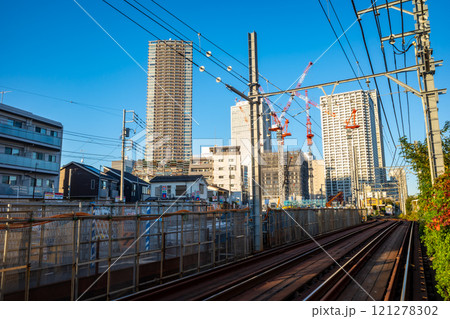 工事中の東京 都電雑司ヶ谷周辺とマンション建設のクレーン 2024.11　c-1 121278302