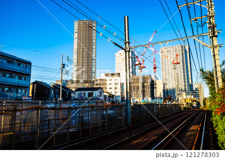 工事中の東京 都電雑司ヶ谷周辺とマンション建設のクレーン 2024.11　c-2 高彩度コントラスト 121278303