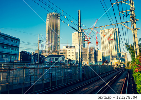 工事中の東京 都電雑司ヶ谷周辺とマンション建設のクレーン 2024.11　c-3 暖色寒色強調 121278304