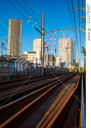 工事中の東京 都電雑司ヶ谷周辺とマンション建設のクレーン 2024.11　d-1 121278307
