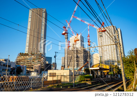 工事中の東京 都電雑司ヶ谷周辺とマンション建設のクレーン 2024.11　e-1 121278312