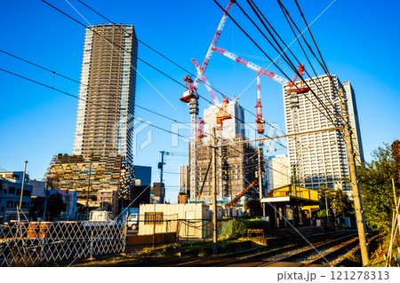 工事中の東京 都電雑司ヶ谷周辺とマンション建設のクレーン 2024.11　e-2 高彩度コントラスト 121278313