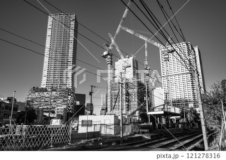 工事中の東京 都電雑司ヶ谷周辺とマンション建設のクレーン 2024.11 e-5 モノクロ 工事中の東京 都電雑司ヶ谷周辺とマンション建設のクレーン 2024.11 e-5 モノクロ 121278316