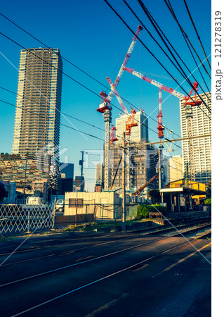 工事中の東京 都電雑司ヶ谷周辺とマンション建設のクレーン 2024.11　f-3 暖色寒色強調 121278319