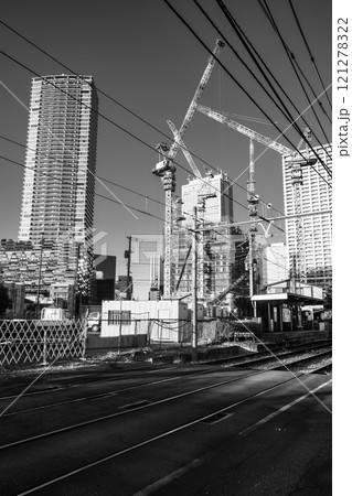 工事中の東京 都電雑司ヶ谷周辺とマンション建設のクレーン 2024.11 f-5 モノクロ 工事中の東京 都電雑司ヶ谷周辺とマンション建設のクレーン 2024.11 f-5 モノクロ 121278322