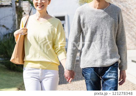 手を繋いで歩くミドル夫婦 手を繋いで歩くミドル夫婦 121278348