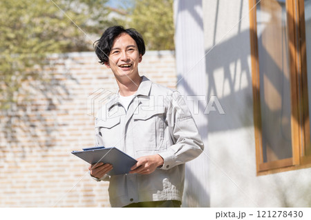 建築現場で働くビジネスマン 121278430